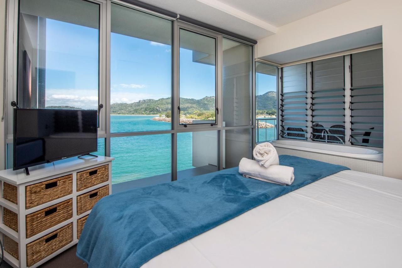 One Bright Point - Stunning Water Views Apartamento Nelly Bay Exterior foto