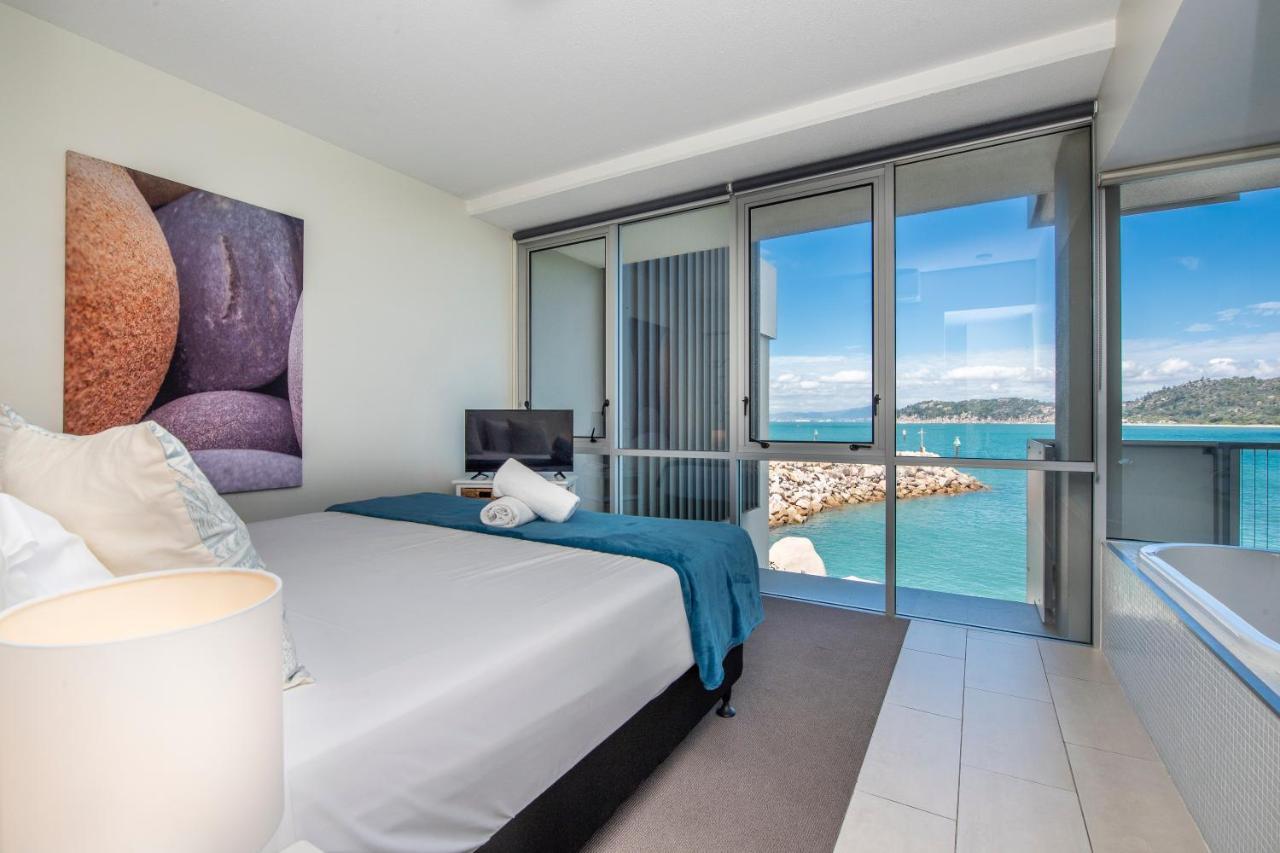 One Bright Point - Stunning Water Views Apartamento Nelly Bay Exterior foto