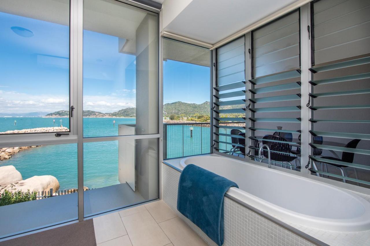 One Bright Point - Stunning Water Views Apartamento Nelly Bay Exterior foto